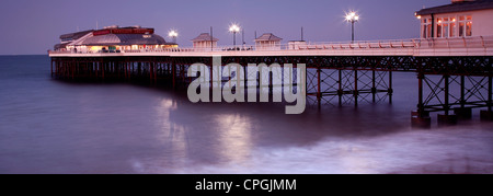 I colori del tramonto oltre il Pavilion Theatre pier a Cromer, Costa North Norfolk, Inghilterra, Regno Unito Foto Stock