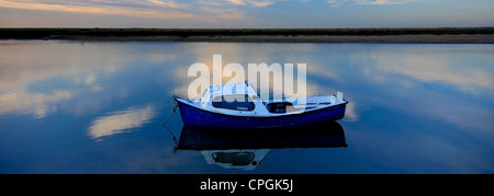 I colori del tramonto su una barca da pesca nel villaggio Blakeney Porto sulla Costa North Norfolk, Inghilterra, Regno Unito Foto Stock