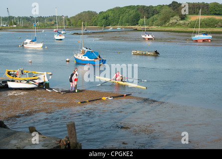 Barche nel porto di fiume di fango Deben estuario, Woodbridge, Suffolk, Regno Unito Foto Stock