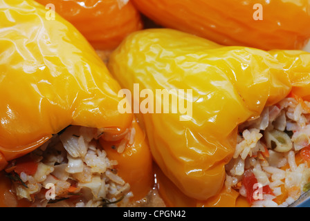 Deliziosi peperoni ripieni, giallo e arancione, orizzontale Foto Stock