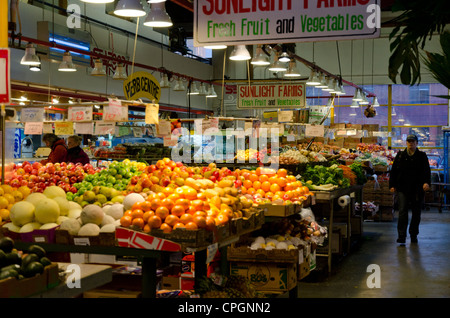 Frutta e verdura fresche in vendita su Granville Island il Mercato Pubblico, Vancouver, BC, Canada Foto Stock