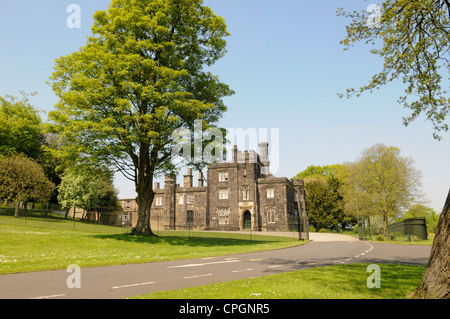 Vista di Dudley Consiglio del Priorato Hall, in Priory Park e del XII secolo St James prima, Dudley, in estate Foto Stock