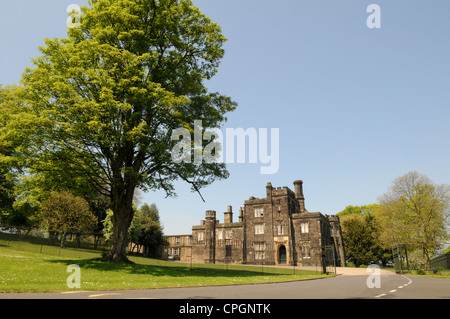 Vista di Dudley Consiglio del Priorato Hall, in Priory Park e del XII secolo St James prima, Dudley, in estate Foto Stock