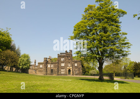 Vista di Dudley Consiglio del Priorato Hall, in Priory Park e del XII secolo St James prima, Dudley, in estate Foto Stock