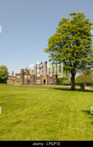 Vista di Dudley Consiglio del Priorato Hall, in Priory Park e del XII secolo St James prima, Dudley, in estate Foto Stock