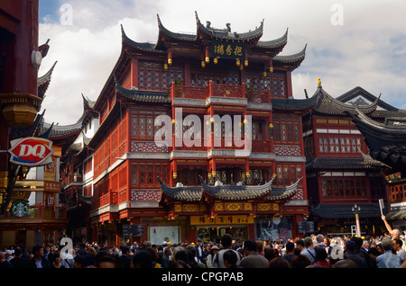 Architettura tradizionale cinese al bazaar di' Yuyuan Gardens con negozi moderni e Dairy Queen in hangpu District Shanghai in Cina Foto Stock