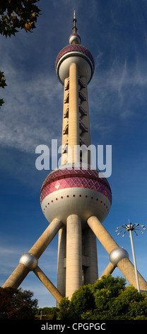 Oriental Pearl radio & TV Tower al tramonto con il lampione in Shanghai Pudong district repubblica popolare cinese Foto Stock