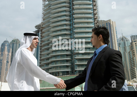 Imprenditori stringe la mano al sito in costruzione Foto Stock