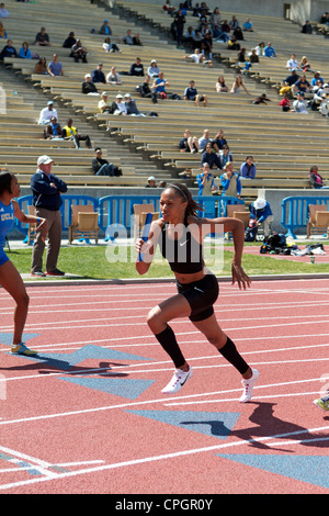 American Sprinter Allyson Felix con il testimone in mano in esecuzione in un relè ad una gara di pista e sul campo si incontrano a Drake Stadium UCLA Foto Stock