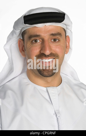 Metà uomo adulto che indossa Kaffiyeh, sorridente, ritratto Foto Stock