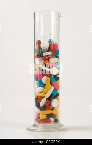 Pillole in vetro contro uno sfondo bianco Foto Stock
