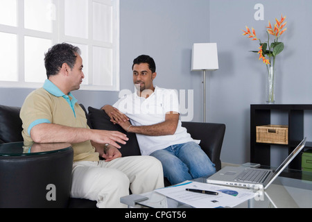 Due uomini al lavoro a casa Foto Stock