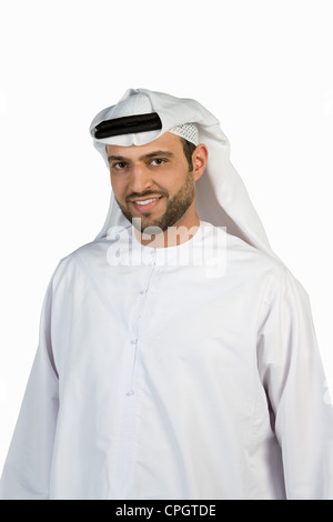 Uomo arabo che indossa un abito tradizionale, guardando la telecamera Foto Stock