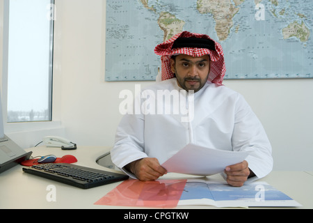 Imprenditore arabo in ufficio Foto Stock
