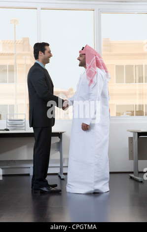 Due imprenditori lo handshaking in ufficio Foto Stock