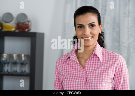 Donna sorridente Foto Stock