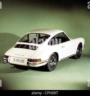 Trasporto / trasporto, automobili, varianti di veicoli, Porsche 911, 2.0 Coupe, anno di costruzione: 1963, bianco, posteriore, studio shot, anni 60, 60, 20 ° secolo, storico, auto, auto, auto, automobili, veicoli, variante, auto sportive, roadster, vetture sportive, roadster, aerodinamico, diritti aggiuntivi-clearences-non disponibile Foto Stock