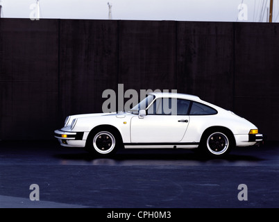 Trasporto / trasporto, auto, varianti di veicoli, Porsche 911, Carrera 3.2 Coupe, anno di costruzione: 1984, bianco, studio shot, vista laterale, anni 80, 80, 20 ° secolo, storico, storico, auto sportiva, Roadster, auto sportive, roadster, automobili, automobili, aerodinamica, diritti aggiuntivi-clearences-non disponibile Foto Stock