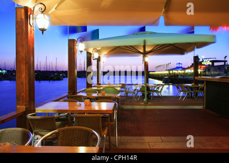 Ristorante esterno al tramonto sulla Marina in Ashqelon, Israele. Foto Stock