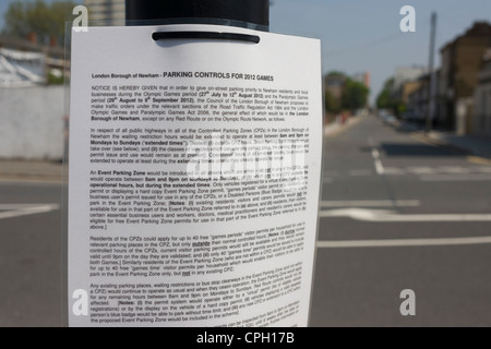 London Borough of Newham avviso per strada locale le restrizioni per il parcheggio durante le Olimpiadi del 2012 rilasciato dalla testa del traffico e dei trasporti, John Biden, vicino la recente costruzione del Parco Olimpico per il 2012 Giochi di Londra. Foto Stock