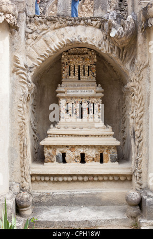 Palais ideale - uno dei piccoli castelli di questo famoso edificio da Ferdinand Cheval, in Hauterives, in Francia, in Europa. Foto Stock