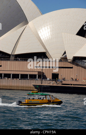 Il taxi acqueo passando la Opera House di Sydney e il Sydney Harbour, NSW, Australia Foto Stock