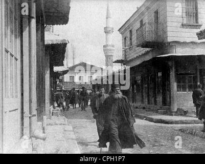 Geografia / viaggio, Macedonia, Prilep, scene di strada, un papa e altre persone in una strada, 21.3.1917, diritti aggiuntivi-clearences-non disponibile Foto Stock