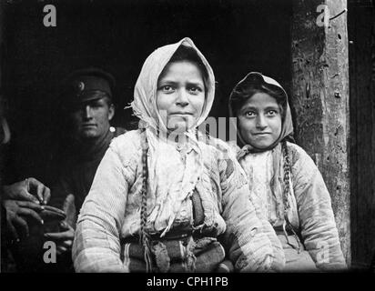 Geografia / viaggio, Macedonia, due ragazze in Prilep, inizio 1917, diritti aggiuntivi-clearences-non disponibile Foto Stock