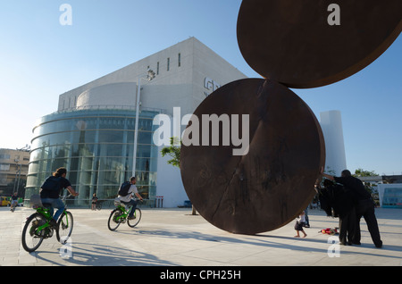 Habima rinnovato edificio del Teatro Nazionale il 8 maggio 2012 a Tel Aviv, Israele. Foto Stock