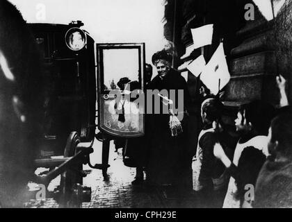 Maria Teresa, 2.7.1849 - 3.2.1919, Regina consorte di Baviera 5.11.1913 - 8.11.1918, visitando la casa dei bambini di guerra del conte Arco, addio, circa 1916, Foto Stock