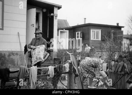 Disastri, inondazioni, alluvione del Mare del Nord, 16./17.2.1962, Germania occidentale, Amburgo, coppia di fronte alla sua casa a Overhaken, Kirchenwerder, 18.2.1962, vittime, persone, disastri naturali, catastrofi, distruzione, storico, XX secolo, anni '60, 60, diritti aggiuntivi-clearences-non disponibili Foto Stock