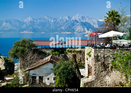 Città Vecchia, Antalya, edificio, montagne, città Mare Mediterraneo, provincia di Antalya, città, south coast, Taurus, turistica cent Foto Stock