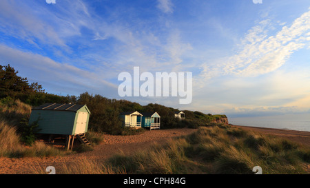 Spiaggia di capanne in dune di sabbia a Old Hunstanton, Norfolk, Inghilterra, Regno Unito. Foto Stock