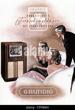 Pubblicità, trasmissione, primo televisore di Grundig, dispositivo autonomo con cinescopio da 36 centimetri, spettatori di fronte a un televisore, custodia: Legni esotici, opuscolo promozionale, Germania, 1951, diritti aggiuntivi-clearences-non disponibile Foto Stock