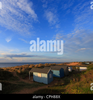 Spiaggia di capanne in dune di sabbia a Old Hunstanton, Norfolk, Inghilterra, Regno Unito. Foto Stock