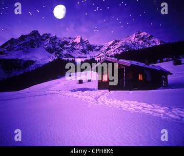 Austria, Europa Tyrol, Strengen am Arlberg, dawinalm, inverno, sera e notte, rifugio di montagna, luci, luna e stelle, romantico, umore Foto Stock