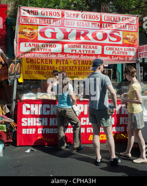 Un supporto di vendita etnica greco cibo alla Nona Avenue Food Festival a New York Foto Stock