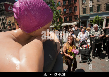 "Survival di Serena', una scultura monumentale dell'artista Carole Feuerman è svelato in Soho a New York Foto Stock