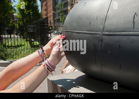 "Survival di Serena', una scultura monumentale dell'artista Carole Feuerman è svelato in Soho a New York Foto Stock