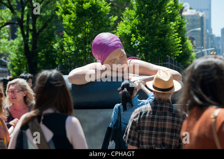 "Survival di Serena', una scultura monumentale dell'artista Carole Feuerman è svelato in Soho a New York Foto Stock