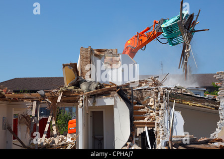 Una casa viene demolita dall impiego di un rimorchiatore per fare spazio a un nuovo supermercato, Danimarca Foto Stock