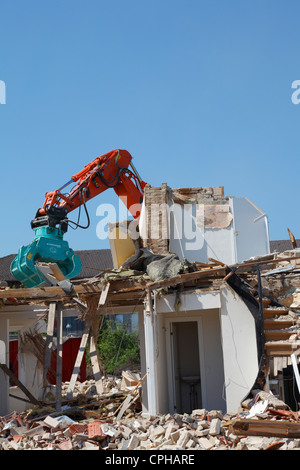 Una casa viene demolita dall impiego di un rimorchiatore per fare spazio a un nuovo supermercato, Danimarca Foto Stock