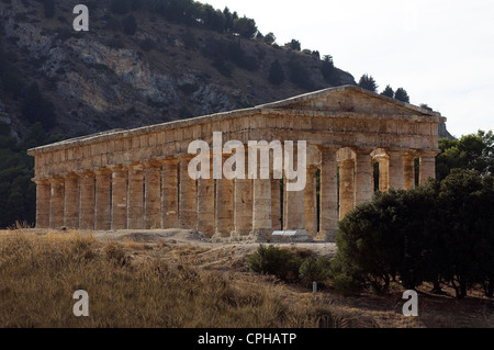 Il tempio greco; Segesta, Distretto di Trapani, Sicilia, Italia. Foto Stock