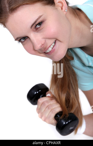 La donna il sollevamento di pesi Foto Stock