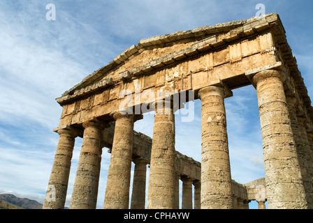 Il tempio greco; Segesta, Distretto di Trapani, Sicilia, Italia. Foto Stock