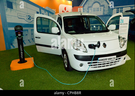 Un veicolo RENAULT Kangoo Z.E. furgone elettrico inserito in una fes punto di caricamento in corrispondenza ecovelocity, il verde auto show Foto Stock