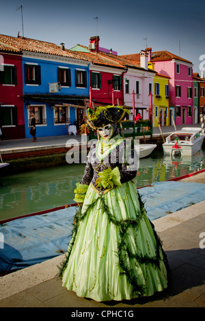 Persone in maschera travestimento di carnevale. Isola di Burano. Venezia, Italia. Foto Stock