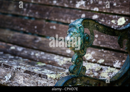 Il vecchio giardino rustico sede con un Lions Head - bracciolo Foto Stock