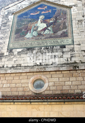 La foto è un murale sulla Visitazione chiesa in Ain Karim nella periferia di Gerusalemme che commemora Mary's visita Foto Stock