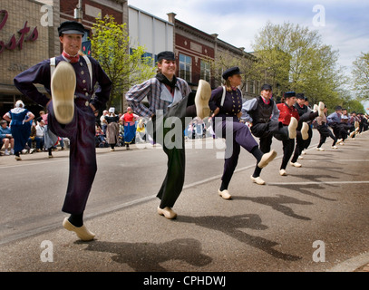 Ballerini Klompen al Tulip Time Festival in Olanda, Michigan Foto Stock